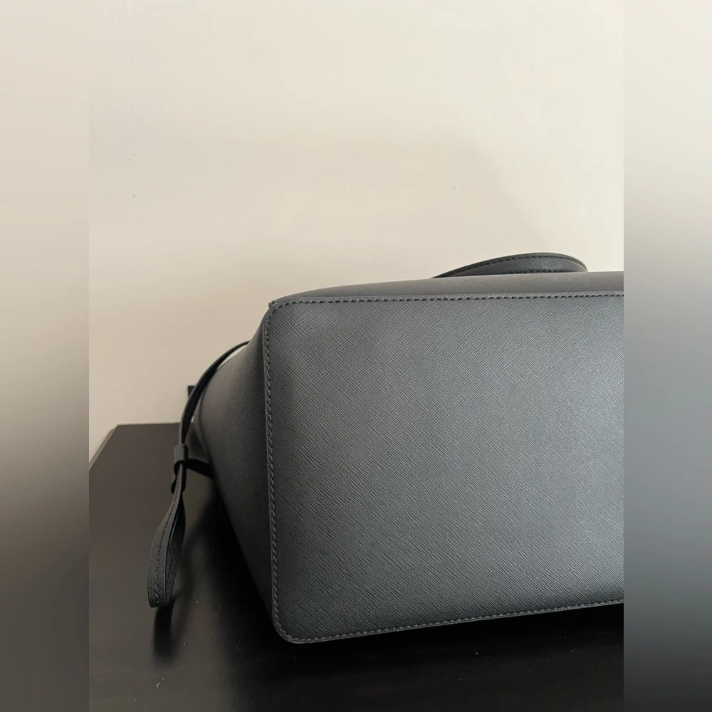 Michael Kors Large Tote Bag - Picture 9 of 12